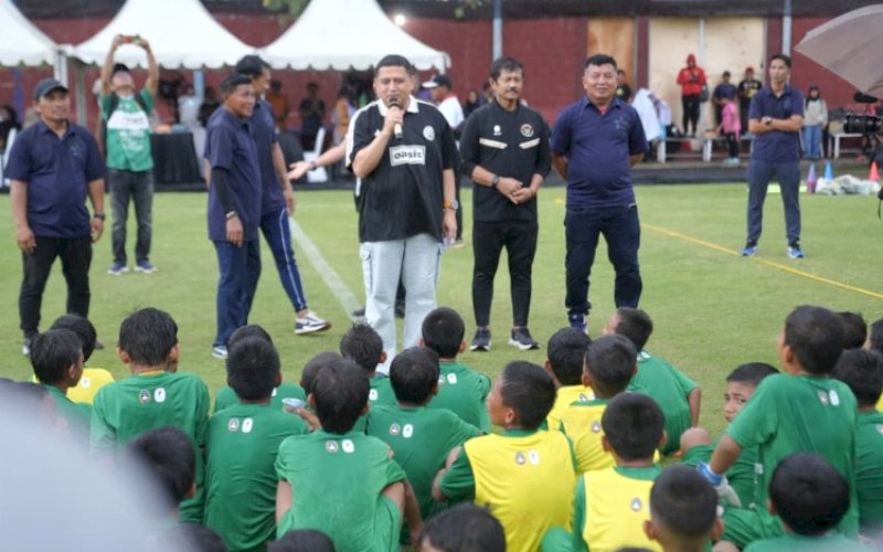 FOOTBALL FESTIVAL. Wali Kota Makassar, Munafri Arifuddin, menghadii sekaligus membuka Grassroots Football Festival di Lapangan Bosowa Sport Center Makassar, Minggu (2/11/2025). foto: istimewa