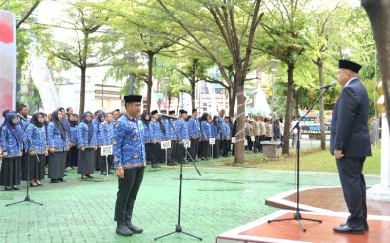PIMPIN UPACARA. Wali Kota Makassar, Munafri Arifuddin, bertindak sebagai pembina upacara peringatan Hari Pahlawan Nasional 2025 yang digelar di halaman Balai Kota Makassar, Senin (10/11/2025). foto: istimewa