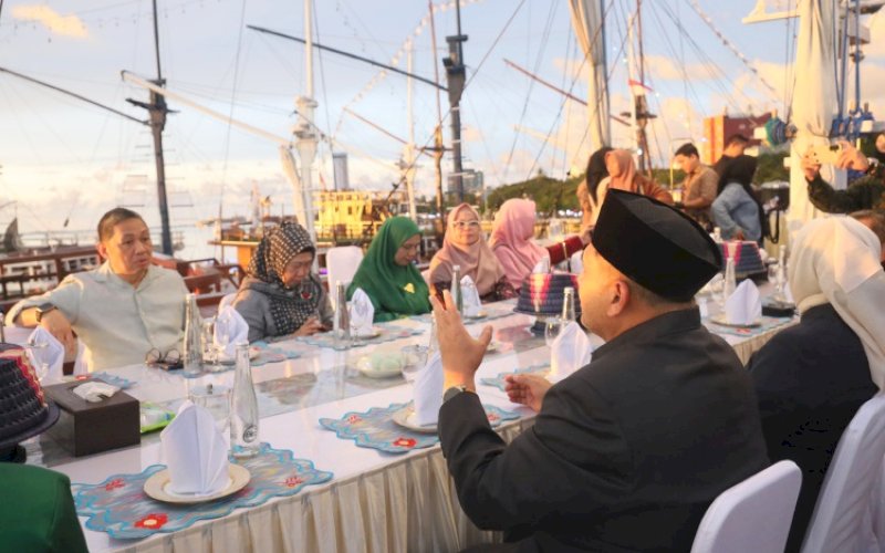 JAMUAN. Wali Kota Makassar Munafri Arifuddin bersama Wakil Wali Kota Makassar Aliyah Mustika Ilham menjamu Wakil Menteri Luar Negeri Muhammad Anis Matta di atas Kapal Pinisi di Pantai Losari Makassar, Senin (17/11/2025) petang. foto: istimewa