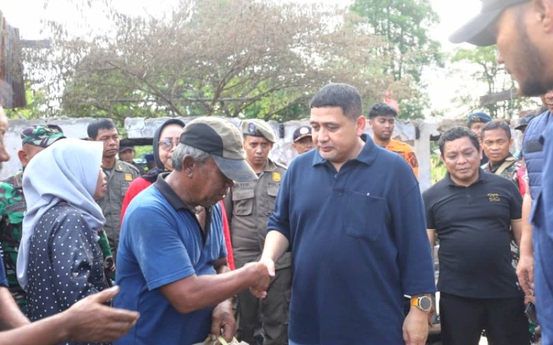 MENYAPA. Wali Kota Makassar, Munafri Arifuddin, menyapa warga terdampak kebakaran yang melanda sejumlah rumah di Kecamatan Tallo pascaperang antarwarga, Sabtu (22/11/2025). foto: istimewa