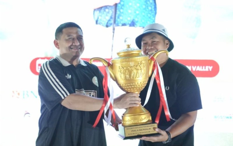 JUARA. Wali Kota Makassar, Munafri Arifuddin, menyerahkan hadiah kepada juara Mayor&rsquo;s Cup Golf Tournament di Lapangan Golf Padivalley, Gowa, Minggu (2/11/2025). foto: istimewa