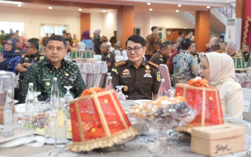 KERJA SAMA. Wali Kota Makassar, Munafri Arifuddin, menghadiri penandatanganan Nota Kesepahaman dan Perjanjian Kerja Sama antara Kejaksaan Tinggi Sulsel dengan Pemerintah Provinsi serta Pemerintah Kabupaten/Kota se-Sulsel, terkait penerapan pidana kerja sosial bagi pelaku tindak pidana ringan di Baruga Asta Cita, Rumah Jabatan Gubernur Sulsel, Kamis (20/11/2025). foto: istimewa