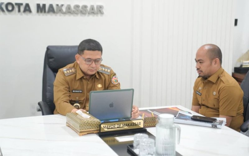 PENJURIAN. Wali Kota Makassar Munafri Arifuddin didampingi Kepala Diskominfo Kota Makassar Muhammad Roem memaparkan keunggulan dan dampak nyata aplikasi Makassar Super Apps, Lontara+, dalam sesi wawancara penjurian tingkat nasional Top Digital Awards 2025, yang digelar IT Works secara virtual, Senin (3/11/2025) petang. foto: istimewa