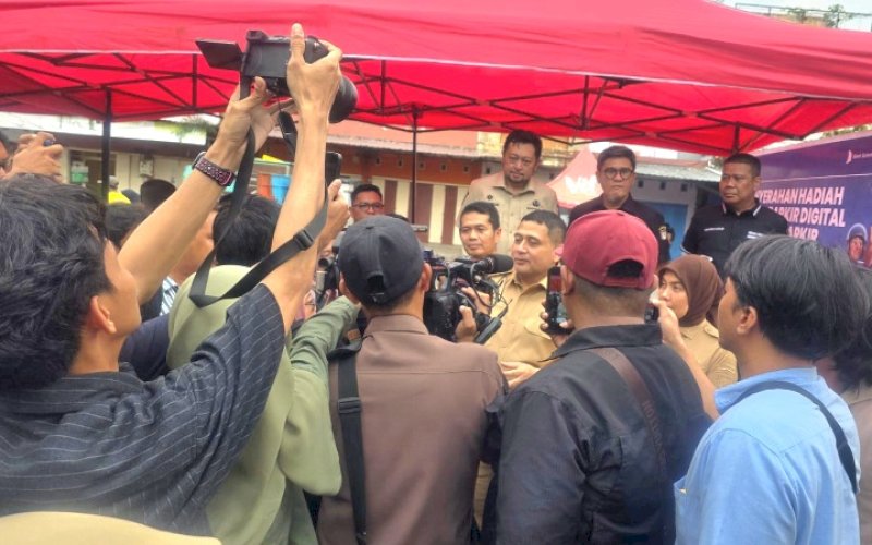 BERI KETERANGAN. Wali Kota Makassar, Munafri Arifuddin, memberikan keterangan terkait penanganan perang antarwarga di kawasan pekuburan Beroangin, Jl Pannampu, termasuk di Sapiria Kecamatan Tallo, Kota Makassar, Selasa (18/11/2025) sore. foto: istimewa