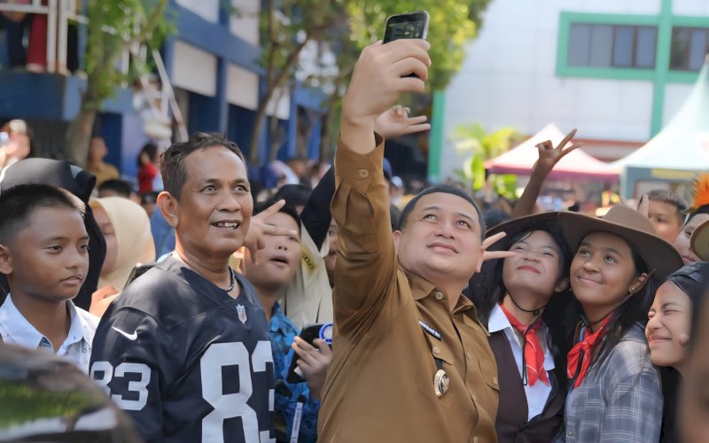 SWAFOTO. Wali Kota Makassar, Munafri Arifuddin, swafoto bersama pelajar saat menghadiri Porseni SMP Negeri 6 Makassar, Senin (3/11/2025). foto: istimewa