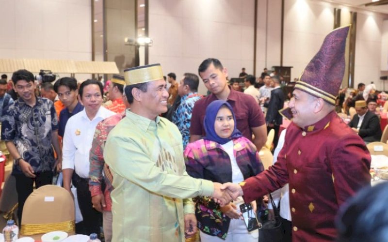 BERSALAMAN. Wali Kota Makassar Munafri Arifuddin menyalami Ketua Umum KKSS Andi Amran Sulaiman saat menghadiri Mukernas dan HUT KKSS ke-49 di Hotel Claro Makassar, Sabtu (15/11/2025) malam. foto: istimewa