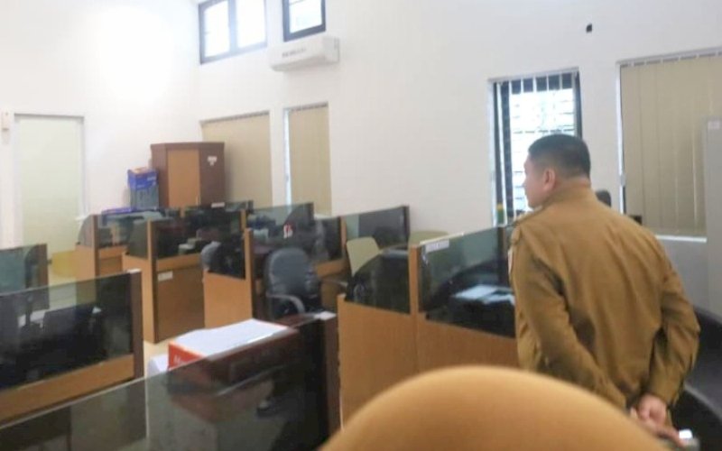 MANGU. Wali Kota Makassar, Munafri Arifuddin, termangu ketika mendapati ruangan kosong saat sidak di sejumlah ruangan di Balai Kota Makassar, Selasa (11/11/2025). foto: istimewa