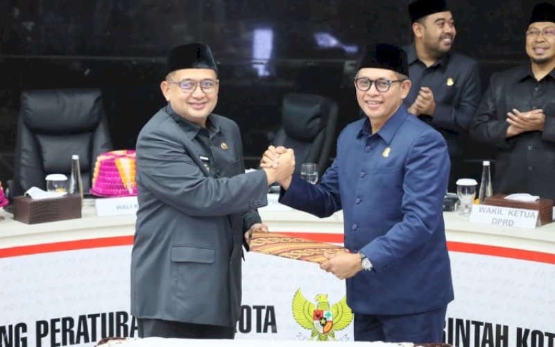 KESEPAKATAN. Wali Kota Makassar Munafri Arifuddin bersama Ketua DPRD Kota Makassar Supratman serah terima berkas hasil Rapat Paripurna Penandatanganan Nota KUA-PPAS APBD Tahun Anggaran 2026, yang digelar di Balai Kota Makassar, Senin (17/11/2025). foto: istimewa