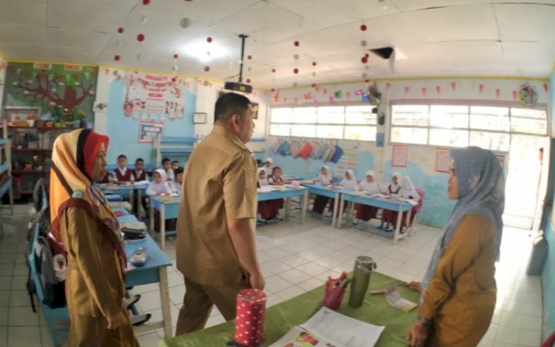 BERNOSTALGIA. Wali Kota Makassar, Munafri Arifuddin, bernostalgia saat melakukan inspeksi mendadak di UPT SPF SD Inpres Kampus IKIP, Kompleks Perumahan Dosen IKIP Blok G-II, Jl Raya Pendidikan, Kota Makassar, Selasa (18/11/2025). foto: istimewa