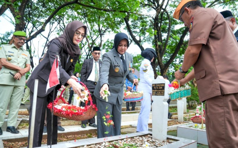 ZIARAH. Wakil Gubernur Sulsel, Fatmawati Rusdi, memimpin Upacara dan Ziarah Nasional dalam rangka peringatan Hari Pahlawan ke-80 tahun 2025 yang dipusatkan di Taman Makam Pahlawan Panaikang, Kota Makassar, Senin (10/11/2025). foto: istimewa