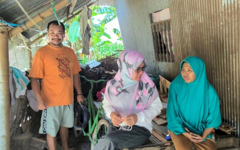 PEDULI. Bupati Gowa, Sitti Husniah Talenrang, mengunjungi sekaligus menyalurkan bantuan sekaligus meninjau Program Layak Huni Baznas 2025 bagi keluarga miskin ekstrem pada sejumlah titik di Kecamatan Bontonompo dan Bontonompo Selatan, Gowa, Minggu (2/11/2025). foto: istimewa