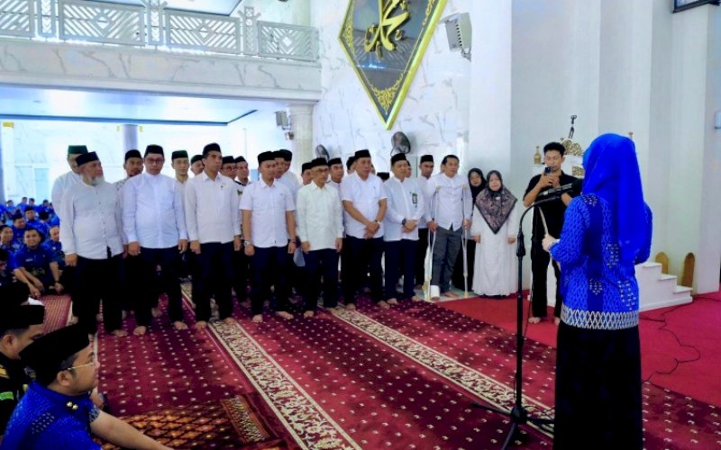 PENGUKUHAN. Bupati Gowa, Sitti Husniah Talenrang, mengukuhkan Pengurus Masjid Agung Syekh Yusuf Periode 2025&ndash;2028 yang dirangkaikan dengan program Jumat Mengaji di Masjid Agung Syekh Yusuf, Gowa, Jumat (7/11/2025). foto: istimewa