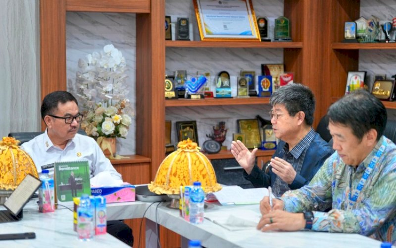 PERTEMUAN. Sekda Provinsi Sulsel Jufri Rahman menerima audiensi Konsulat Jenderal Jepang di Makassar Ohashi Koichi di Ruang Rapat Sekda, Rabu (5/11/2025). foto: istimewa