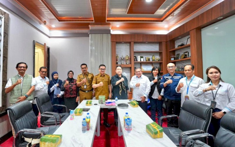 PERTEMUAN. Sekda Provinsi Sulsel, Jufri Rahman, menerima audiensi PT Pelabuhan Indonesia (Pelindo) Regional IV dan PT Dharma Lautan Utama (DLU) Cabang Makassar, membahas persiapan kegiatan 'Sulsel Ekspor Day', yang akan mendorong peningkatan layanan ekspor langsung atau direct call di Makassar New Port (MNP) di Ruang Kerja Sekda Sulsel, Kantor Gubernur Sulsel, Senin (3/11/2025). foto: istimewa