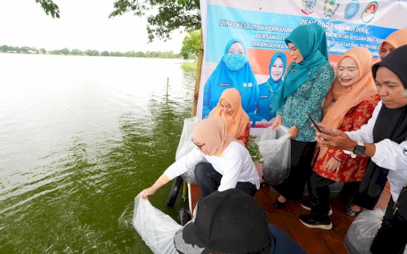 Ketua DWP Sulsel Bersama Warga Tebar 50 Ribu Benih Ikan di Danau Mawang untuk Perkuat Ketahanan Pangan