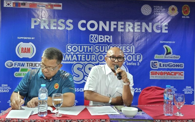 BERI KETERANGAN. Ketua Panitia SSAO 2025 Series 3 Muh Alif Annur Rahim (kanan) didampingi Sekretaris Panitia Achmadi Kamaruddin memberikan keterangan rencana pelaksanaan SSAO 2025 Series 3 di Hotel Swiss-Belinn Makassar, Selasa (18/11/2025). foto: doelbeckz/pluz.id