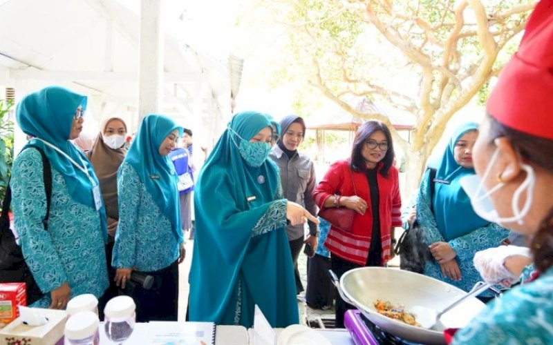 PENINJAUAN. Ketua TP PKK Provinsi Sulsel, Naoemi Octarina, hadir meninjau pelaksanaan B2SA Fest 2025 di Gedung Mulo, Jl Jenderal Sudirman Nomor 23, Kecamatan Ujung Pandang, Kota Makassar, Selasa, (18/11/2025. foto: istimewa