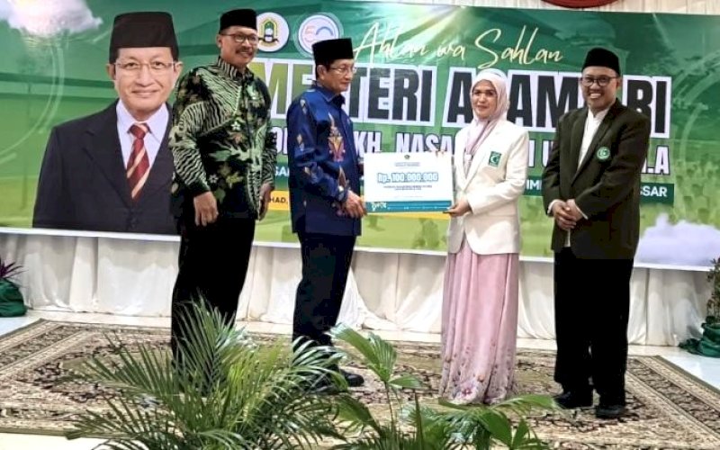 PENYERAHAN BANTUAN. Menteri Agama RI Nasaruddin Umar menyerahkan bantuan senilai Rp100 juta kepada Ketua YASDIC IMMIM Nurfadjri Fadeli Luran dalam kunjungannya di Pesantren IMMIM Putra Tamalanrea, Kota Makassar, Minggu (16/11/2025). foto: istimewa