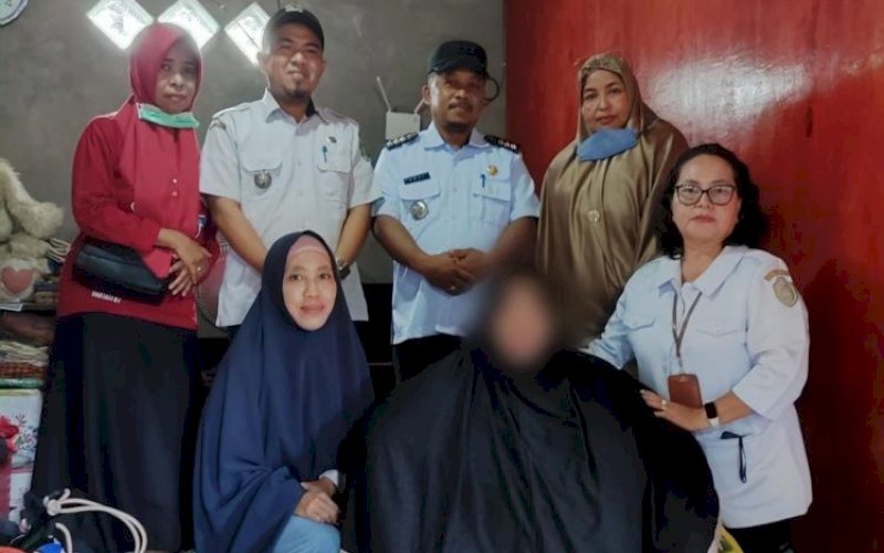 KUNJUNGAN. Jajaran RSUD Andi Makkasau Kota Parepare mengunjungi warga obesitas di Kecamatan Soreang, Kota Parepare. foto: istimewa