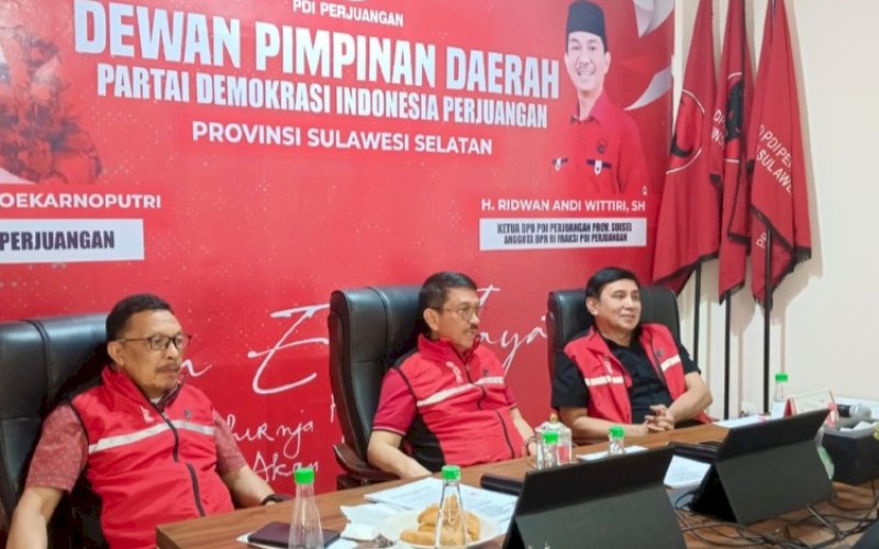 PERSIAPAN KONFERDA. Ketua DPD PDI Perjuangan Ridwan A Wittiri (tengah) didampingi Sekretaris DPD Rudy P Goni (kanan) dan Bendahara DPD Alimuddin. PDI Perjuangan Sulsel bersiap menggelar Konferda VI dan Konfercab VI untuk 24 kabupaten/kota se-Sulsel, Senin (24/11/2025) mendatang di Hotel Claro Makassar. foto: istimewa