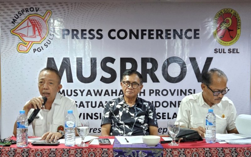 BERI KETERANGAN. Pengurus PGI Pusat, Koordinator Wilayah Indonesia Timur Ringo Boy MP (kiri) hadir bersama Ketua Panitia Musprov PGI Sulsel 2025 Herman Agus Machmud (tengah) dan Steering Committee Musprov PGI Sulsel 2025 Sudarman saat memberikan keterangan terkait rencana pelaksanaan Musprov PGI Sulsel 2025 di Hotel Swiss-Belinn Panakkukang, Makassar, Selasa (18/11/2025). foto: doelbeckz/pluz.id
