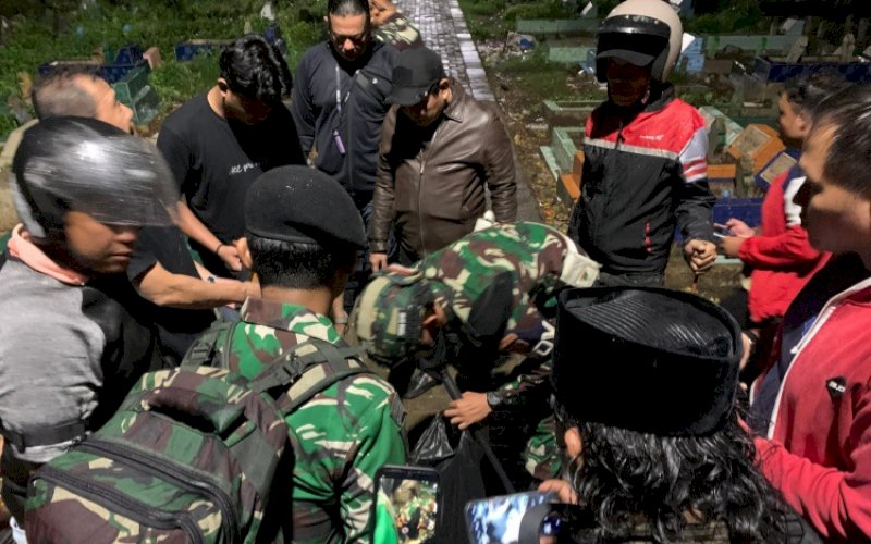 PENGAMANAN. Personel TNI melakukanlangkah-langkah pengamanan dan pemantauan intensif di lokasi rawan bentrokan di wilayah Utara Kota Makassar. foto: istinewa