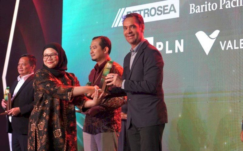 PENGHARGAAN. Executive Advisor PT Vale Indonesia Tbk, Vinicius Mendes Ferreira, menerima penghargaan Community Empowerment pada ajang ESG Appreciation 2025 yang diselenggarakan B-Universe di Jakarta. foto: istimewa