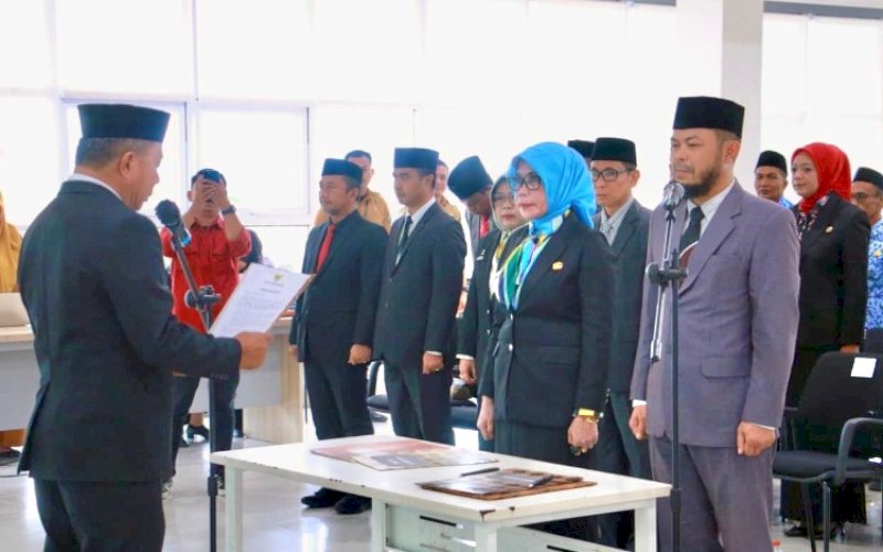 PELANTIKAN. Bupati Bulukumba, Andi Muchtar Ali Yusuf, melantik dan mengambil sumpah jabatan puluhan Pejabat Eselon II dan Pejabat Fungsional lingkup Pemkab Bulukumba di Aula Kahayya, Gedung Pinisi Bulukumba, Senin (1/12/2025). foto: istimewa