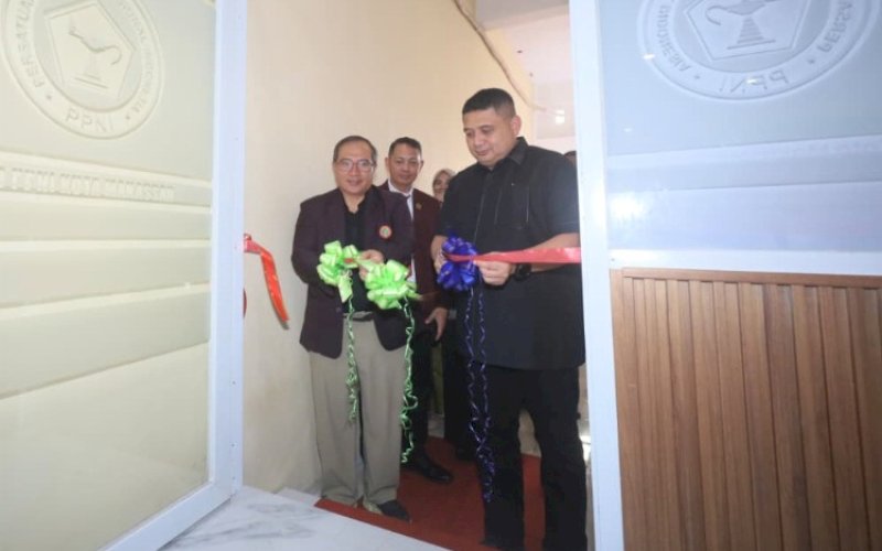 PERESMIAN. Wali Kota Makassar, Munafri Arifuddin, meresmikan sekaligus menandatangani prasasti Sekretariat Dewan Pengurus Daerah (DPD) Persatuan Perawat Nasional Indonesia (PPNI) Kota Makassar di Jl Ujung Bori Blok D/16, Kompleks Ruko Borong, Kecamatan Manggala, Kota Makassar, Minggu (28/12/2025). foto: istimewa