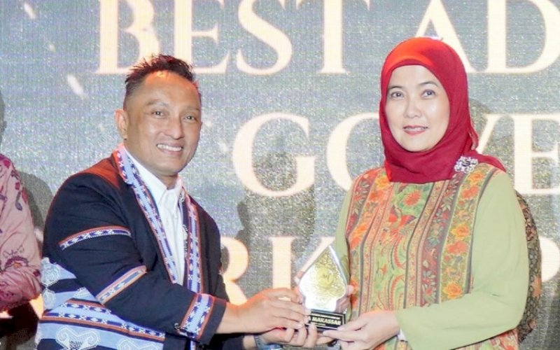 PENGHARGAAN. Wakil Wali Kota Makassar Aliyah Mustika Ilham, mewakili Wali Kota Makassar Munafri Arifuddin menghadiri sekaligus menerima penghargaan Best Adoption of Government Marketplace Award 2025 pada ajang Mbizmarket Award 2025 yang diselenggarakan PT Brilliant Ecommerce Berjaya (Mbizmarket) di The Alana Yogyakarta Hotel & Convention Center, Kamis (29/1/2026). foto: istimewa