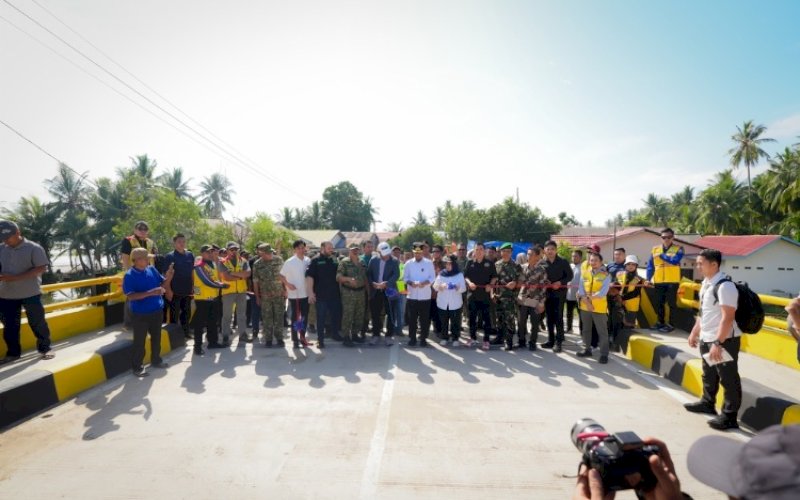 PERESMIAN. Gubernur Sulsel, Andi Sudirman Sulaiman, meresmikan Jembatan Sungai Balampangi yang terletak di Desa Bua, Kecamatan Tellu Limpoe, Kabupaten Sinjai, Sabtu (31/1/2026). foto: istimewa
