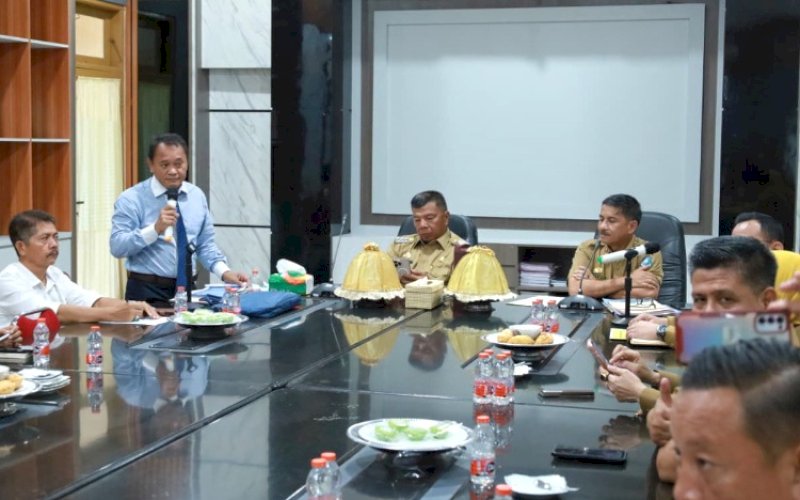 PERTEMUAN. Manajemen Perusahaan Perseroan Daerah (Perseroda) PT Pinisi Citra Bulukumba menemui Bupati Bulukumba, Andi Muchtar Ali Yusuf, di Kantor Bupati Bulukumba, Senin (19/1/2026). foto: istimewa