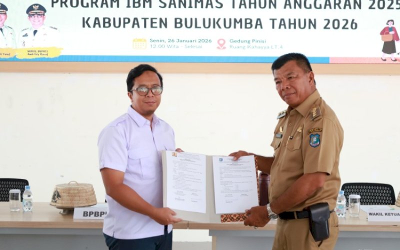 BANTUAN. Bupati Bulukumba, Andi Muchtar Ali Yusuf, menghadiri serah terima program Infrastruktur Berbasis Masyarakat (IBM) Sanitasi Masyarakat (Sanimas) Kabupaten Bulukumba tahun anggaran 2025 di Gedung Pinisi Bulukumba, Senin (26/1/2026). foto: iistimewa