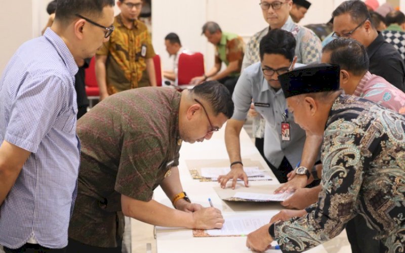 PENANDATANGANAN. Wali Kota Makassar Munafri Arifuddin disaksikan Sekda Kota Makassar Andi Zulkifly Nanda menandatangani Penandatanganan Perjanjian Kinerja 2026 bersama seluruh kepala perangkat daerah lingkup Pemkot Makassar di Balai Kota Makassar, Jumat (30/1/2026). foto: istimewa