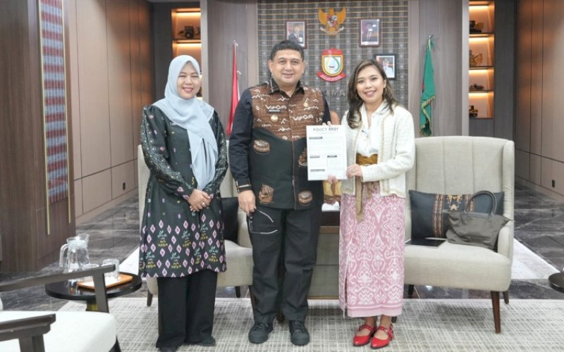 PERTEMUAN. Wali Kota Makassar, Munafri Arifuddin, menerima audiensi peneliti Alisha Salsabila Indrawan, yang datang menyerahkan policy brief berjudul 'Tata Kelola Penanggulangan Bencana dan Adaptasi Iklim Inklusif Disabilitas di Kota Makassar', Kamis (22/1/2026). foto: istimewa