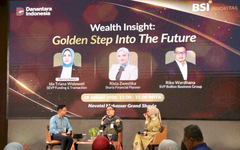 WEALTH INSIGHT. Rista Zwestika (ki-ka), Sharia Financial Planner, Riko Wardhana, SVP Bullion Business Banking Bank Syariah Indonesia, serta moderator pada gelaran BSI Wealth Insight 'Golden Step Into the Future' di Novotel Hotel, Makassar, Rabu (28/1/2026). foto: istimewa
