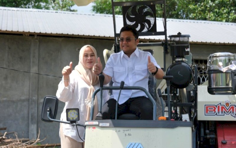 BANTUAN. Wakil Bupati Gowa, Darmawangsyah Muin, menyerahkan bantuan Alat Mesin Pertanian (Alsintan) dari Kementerian Pertanian (Kementan) Republik Indonesia kepada kelompok tani di dua kecamatan di Kabupaten Gowa, Minggu (18/1/2026). foto: istimewa