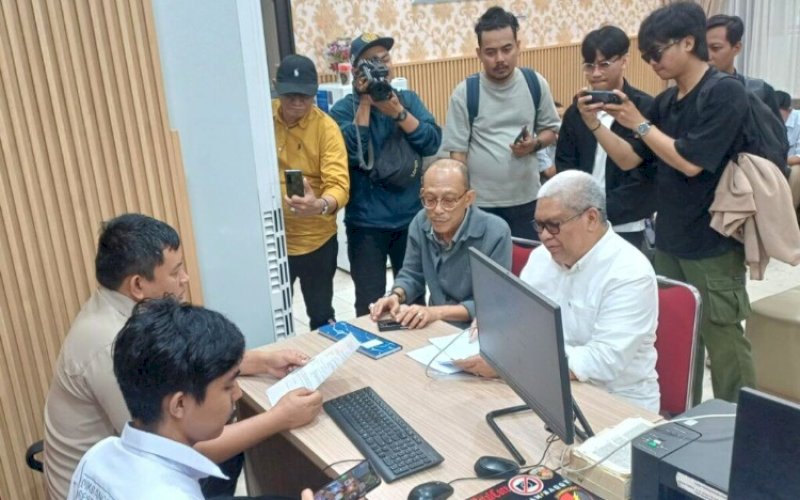 MELAPOR. Rektor UNM nonaktif Prof Karta Jayadi didampingi tim kuasa hukumnya Jamil Misbach melapor secara langsung terakait dugaan pencemaran nama baik di SPKT Polda Sulsel, Senin (19/1/2026). foto: istimewa