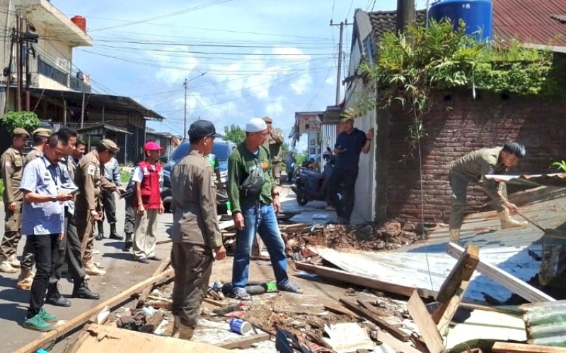 PENERTIBAN. Pemerintah Kecamatan Biringkanaya menertibkan aktivitas Pedagang Kaki Lima (PKL) di Jalan Poros Asrama Haji Sudiang, Kelurahan Bakung, Kecamatan Biringkanaya, Kota Makassar, Jumat (30/1/2026). foto: istimewa