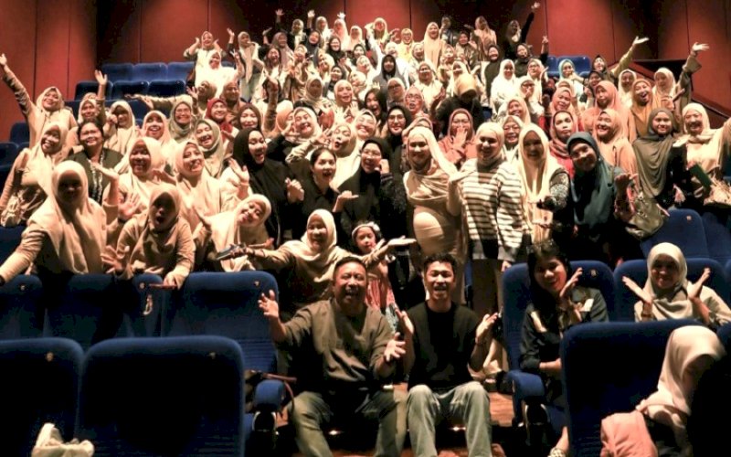 NOBAR. Ketua TP PKK Kota Makassar, Melinda Aksa, bersama jajaran pengurus TP PKK Kota Makassar, Pokja Bunda PAUD Kota Makassar, serta Dekranasda Kota Makassar menggelar kegiatan Nonton Bareng (Nobar) film Uang Passolo di XXI MaRI Makassar, Selasa (20/01/2026). foto: istimewa