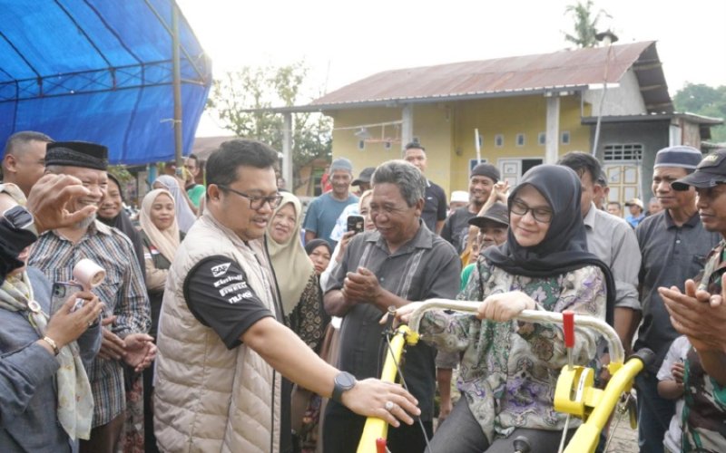 BANTUAN. Pemkab Gowa terus menyalurkan bantuan Alat dan Mesin Pertanian (Alsintan) kepada kelompok tani di Dusun Bonto-bonto, Desa Romangloe, Kecamatan Bontomarannu, Gowa, Sabtu (24/1/2026). foto: istinewa