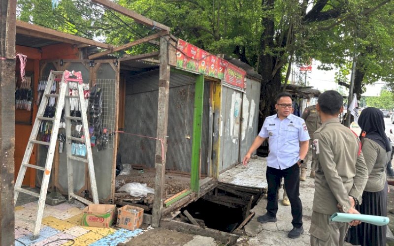 PENATAAN. Camat Rappocini, Muhammad Aminuddin, memimpin lamgsung penataan lapak Pedagang Kaki Lima (PKL) di depan Kampus UIN Alauddin Makassar, tepatnya sepanjang kawasan Ruko Permata Sari di Jl Sultan Alauddin, Kota Makassar, Rabu (28/1/2025). foto: istimewa