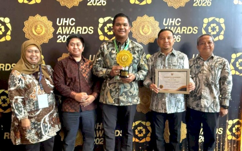 PENGHARGAAN. Bupati Bantaeng, M Fathul Fauzy Nurdin, menerima langsung penghargaan Universal Health Coverage (UHC) Awards 2026 dari Menteri Koordinator Bidang Pemberdayaan Masyarakat Muhaimin Iskandar disaksikan Menteri Kesehatan Budi Gunadi Sadikin di JI-EXPO Kemayoran, Jakarta Pusat, Selasa (27/1/2026). foto: istimewa