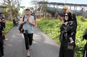 Pesona Pinisi Mendunia, 90 Wisatawan MV Coral Geographer Berlabuh di Tana Beru Bulukumba