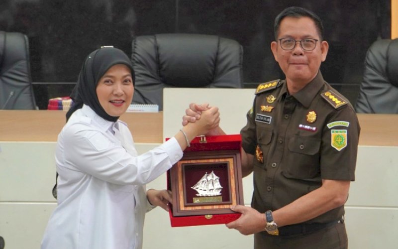 CENDERA MATA. Wakil Wali Kota Makassar Aliyah Mustika Ilham bertukar cendera mata dengan Kepala Bidang Penerangan dan Penyuluhan Hukum Puspenkum Kejaksaan Agung RI Aliansyah di Ruang Sipakatau, Kantor Wali Kota Makassar, Rabu (4/2/2026). foto: istimewa