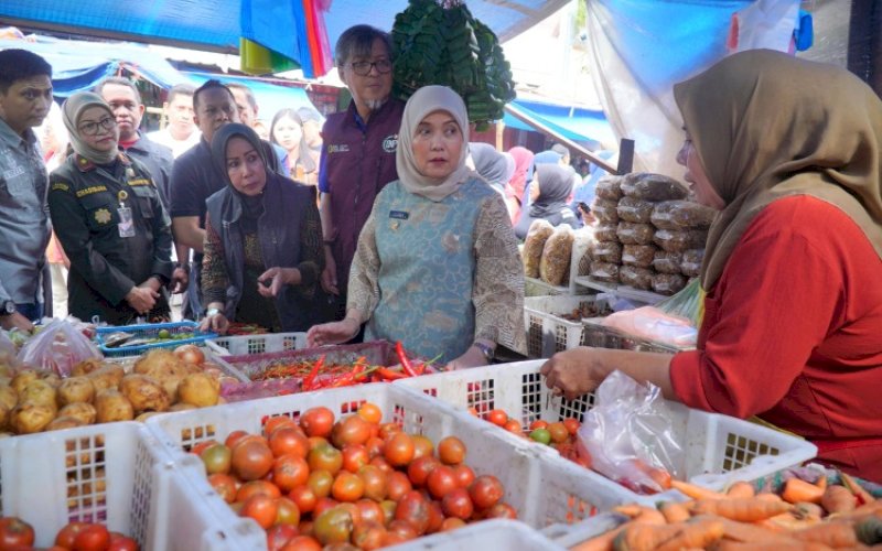 PEMANTAUAN. Wakil Wali Kota Makassar, Aliyah Mustika Ilham, memimpin pengawasan terpadu untuk memastikan stabilitas harga dan ketersediaan bahan pangan menjelang Hari Besar Keagamaan Nasional (HBKN) dan Bulan Suci Ramadan di Kota Makassar, Jumat (13/2/2026). foto: istimewa