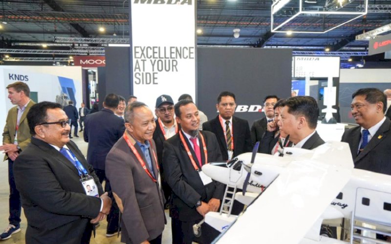 AIRSHOW. Gubernur Sulsel, Andi Sudirman Sulaiman, memenuhi undangan dalam rangka inisiasi kerja sama dengan PT Dirgantara Indonesia (PTDI) pada ajang Airshow 2026 di Singapura, Selasa (3/2/2026). foto: istimewa