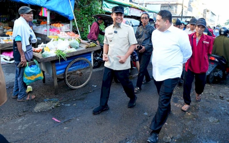 SIDAK. Wali Kota Makassar Munafri Arifuddin mendampingi Gubernur Sulsel Andi Sudirman Sulaiman saat bersama jajaran Forkopimda Sulsel, Bulog, BPS, KPPU serta Wali Kota Makassar melakukan Inspeksi Mendadak (Sidak) harga kebutuhan pangan di Pasar Terong, Kota Makassar, Jumat (20/2/2026). foto: istimewa