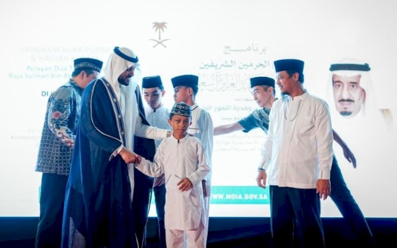 BUKA PUASA. Gubernur Sulsel Andi Sudirman Sulaiman menghadiri program buka puasa bersama yang dihadiri Wakil Atase Agama Kedutaan Besar Arab Saudi untuk Indonesia Syekh Barraq Al-Amir di Masjid Kubah 99 Asmaul Husna, Center Point of Indoneeia (CPI) Kota Makassar, Selasa (24/2/2026). foto: istimewa