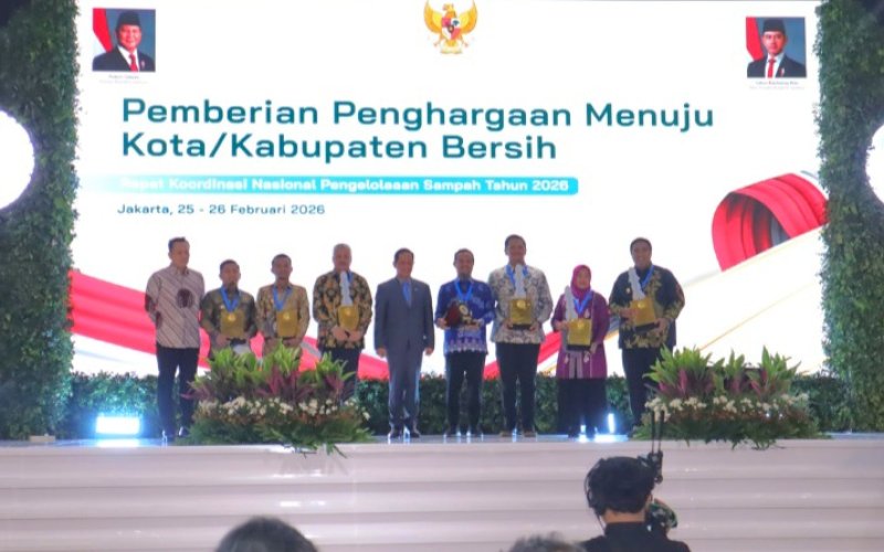 PENGHARGAAN. Gubernur Sulsel, Andi Sudirman Sulaiman (keempat kiri), menerima Penghargaan Kinerja Pengelolaan Sampah 2026 sebagai Pembina Terbaik Kabupaten/Kota yang diserahkan Menteri Lingkungan Hidup RI, Hanif Faisol Nurofiq dalam ajang Rakornas Pengelolaan Sampah 2026 dan Penghargaan Kinerja Pengelolaan Sampah di Gedung Balai Kartini, Jakarta, Rabu (25/2/2026). foto: istimewa